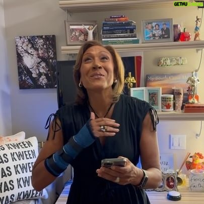 Robin Roberts Instagram - Good morning! Glam Fam & I delighted to share with you a lil #wednesdaywisdom #cmon 😘