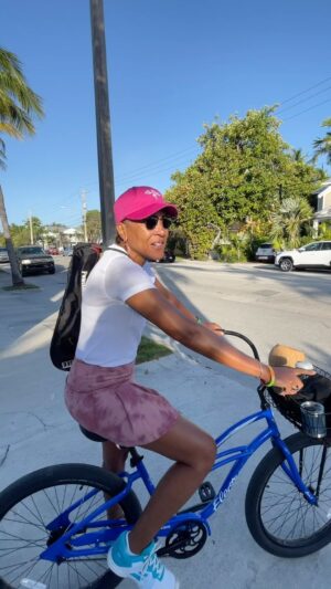 Robin Roberts Instagram - One of the joys of being in our happy place…riding my bike to the courts….my kind of commute!
#wonderfulwednesday 😎