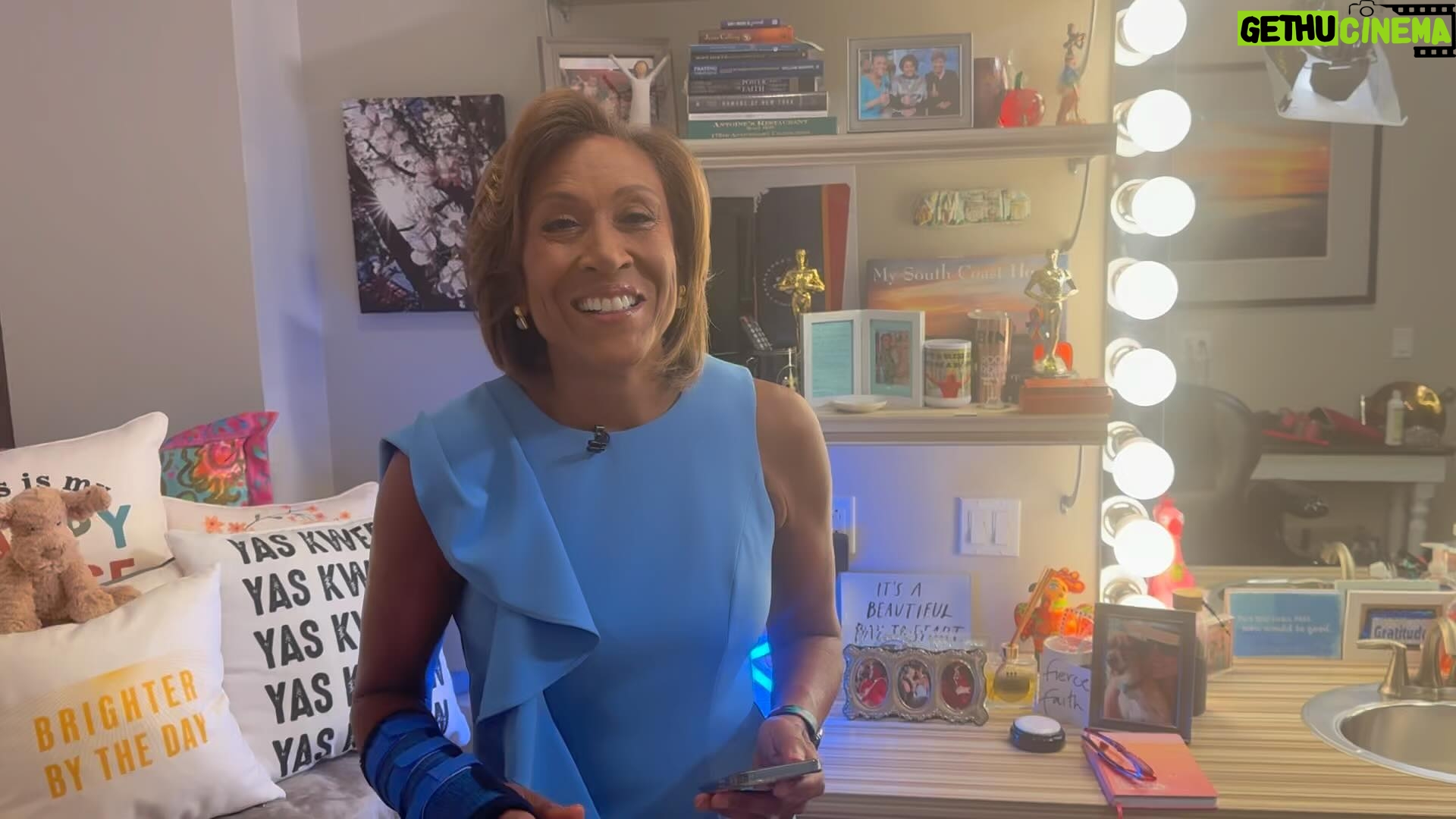 Robin Roberts Instagram - Good morning! Glam Fam & I here with you to share a bit of #wednesdaywisdom #cmon 😘