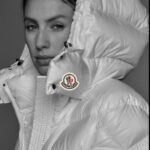 Robin Wright Instagram - Merci @moncler ! What a wonderful opportunity to hug my daughter @iamdylanpenn and not let go, for @Moncler’s heartfelt #WeLoveWinter campaign 🌬💨 ❄️