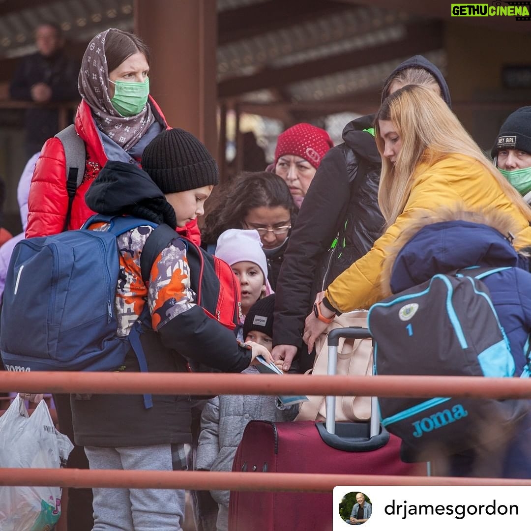 Robin Wright Instagram - Supporting the good work of Dr. James Gordon @drjamesgordon in Ukraine. He and his team @mindbodymed are currently providing help with their program they have successfully taught to practitioners in Ukraine and in conflict regions around the world. Please go to @drjamesgordon @mindbodymed for details šš