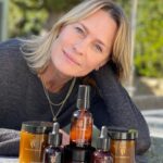 Robin Wright Instagram – Hello! Have to tell you how in love I am with True Botanicals! Can’t say enough about the Chebula Extreme Cream 🙋‍♀️🙌!!!
@truebotanicals