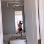 Rocío Toscano Instagram - Intentando ser sexy antes de irme al cerrito hoy domingo y …. 🤣🤣🤣🤣 el ritual de Luca a su madre jajajajajajaa Hermoso comienzo de domingo ✨