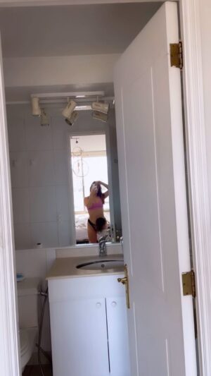Rocío Toscano Instagram - Intentando ser sexy antes de irme al cerrito hoy domingo y …. 🤣🤣🤣🤣 el ritual de Luca a su madre jajajajajajaa 
Hermoso comienzo de domingo ✨