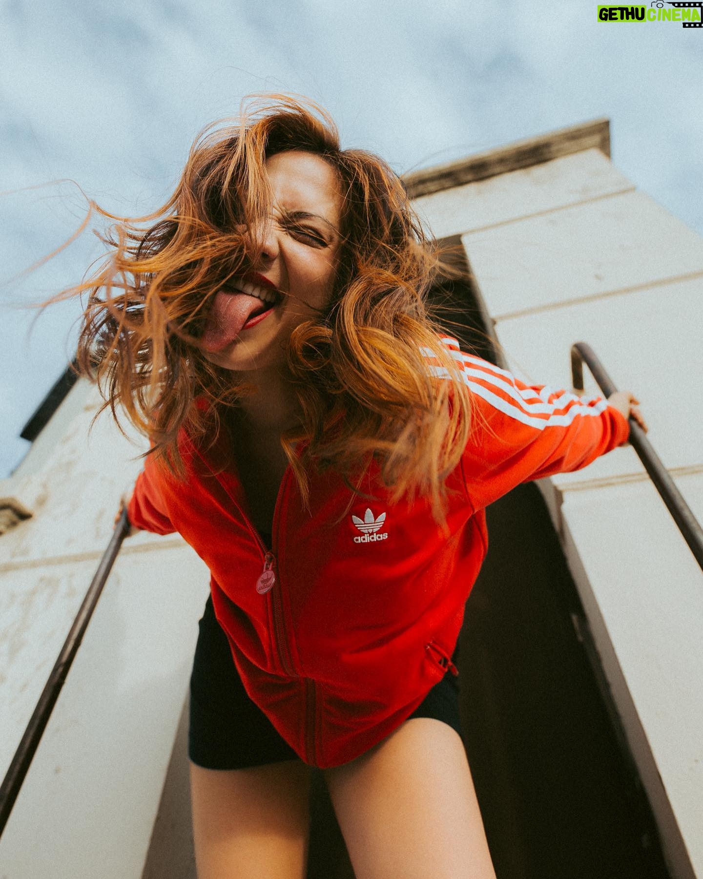 Rocío Toscano Instagram - R O C Í O “Aquella que tiene gracia”, “lluvia de la mañana” o “mujer juvenil”. Suelen ser personas altivas, inteligentes, comunicadoras, empáticas y muy observadoras. Ellas se percatan con gran facilidad sobre lo que sucede a su alrededor, son analíticas, certeras y al mismo tiempo se sienten atraídas por el devenir. Ellas suelen ser personas leales a sus principios, responsables, honestas y con una fuente de alergia que parece que nunca fuese a terminarse. Ellas también suelen ser impulsivas, precipitadas y lanzadas a la aventura, aunque en ocasiones pueden llegar a sentir temor o desconfianza, no permiten que estos pensamientos las retrasen. Creo que me describe a la perfección 🫣🫠💖 Pelo y makeUP @natafreire Foto @mdiazbuccioni