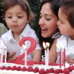 Rocío Toscano Instagram – Ya son dos años de esta aventura maravillosa y sólo puedo dar gracias por que tengo dos hijos sanos y maravillosos 🙏🏼 ✨ gracias a mi parejo, mi familia y amigos por estar y ser con nosotros🥰 

– Estuve conectada por necesidad y me hizo super bien, creo que es necesario parar un poco para retomar con todo. 

– Estamos bien y contentos instalados en una nueva casa con más espacio y más patio para que dejen sus juguetes regados por todos lados jajajaja

– esperamos tener ovejitas y terneritos pa que corten el pasto 🥲 ya les mostraré cuando ordene un poco lo de la mudanza 🙄 manden energía 

– me encantaría tener mas fotos y videos de mi y con mis hijos pero nadie me saca 🥲 porque son asiiiiiiii 

– estuve sin cel mucho tiempo y perdí muchas fotos de los chicos 😭

– se vienen datos maravillosos que no se pueden perder ✨ 

– Gracias a ls que escribieron preocupads y mandando amor, les amo mucho 

– estoy preparando algo muy bacan 🐦 así que c vienen cositas🙈 pero enserio si po 🙊

XOXO.