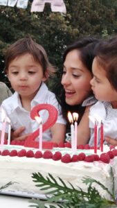 Rocío Toscano Instagram - Ya son dos años de esta aventura maravillosa y sólo puedo dar gracias por que tengo dos hijos sanos y maravillosos 🙏🏼 ✨ gracias a mi parejo, mi familia y amigos por estar y ser con nosotros🥰 - Estuve conectada por necesidad y me hizo super bien, creo que es necesario parar un poco para retomar con todo. - Estamos bien y contentos instalados en una nueva casa con más espacio y más patio para que dejen sus juguetes regados por todos lados jajajaja - esperamos tener ovejitas y terneritos pa que corten el pasto 🥲 ya les mostraré cuando ordene un poco lo de la mudanza 🙄 manden energía - me encantaría tener mas fotos y videos de mi y con mis hijos pero nadie me saca 🥲 porque son asiiiiiiii - estuve sin cel mucho tiempo y perdí muchas fotos de los chicos 😭 - se vienen datos maravillosos que no se pueden perder ✨ - Gracias a ls que escribieron preocupads y mandando amor, les amo mucho - estoy preparando algo muy bacan 🐦 así que c vienen cositas🙈 pero enserio si po 🙊 XOXO.