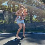 Rocío Toscano Instagram - No se en que estaba pensando cuando me fui a vivir al campo sola con dos bebes de 10 meses jajaja ke loca 😅 1 año en USA, 1 año en el sur y ya vamos a cumplir 1 año en stgo en dos semanas 🫶🏼❤️‍🔥
