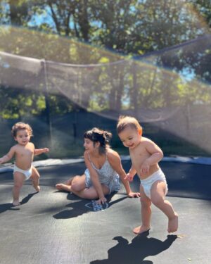 Rocío Toscano Instagram - No se en que estaba pensando cuando me fui a vivir al campo sola con dos bebes de 10 meses jajaja ke loca 😅 
1 año en USA,  1 año en el sur y ya vamos a cumplir 1 año en stgo en dos semanas 🫶🏼❤️‍🔥