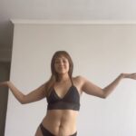 Rocío Toscano Instagram – Avergonzada por mi cuerpo y sus procesos jamás. Creo que amo la vida, a mi y a mis hijos lo suficiente como para avergonzarme de cómo quedo mi piel en mi guatita…y mis ojeras y la retención y la caída del pelo y podría seguir nombrando una infinidades de cambios físicos y hormonales que tuvo mi cuerpo. Si, me encantaba mi físico antes de ser mamá, pero este también me gusta, éste cuerpo hizo dos seres humanos llenos de amor y los dio a luz. Cómo voy a avergonzarme por sus procesos? Lo amo! Ni ahí si a alguien no le gusta, soy mas que la opinión de alguien. 
Hay tratamientos para estirar la piel u operaciones para arreglar esto. Aún no he empezado ninguno pero tampoco lo descarto. Solo se que me amo te amo aniajia ekenaketakenake alikeniake 🤣🤍 
#damosvida #cambios #maternidad #mellizos #postparto #post #cuerpo #amor