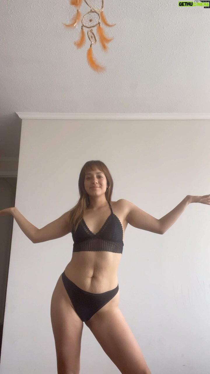 Rocío Toscano - 45K Likes - Avergonzada por mi cuerpo y sus procesos jamás. Creo que amo la vida, a mi y a mis hijos lo suficiente como para avergonzarme de cómo quedo mi piel en mi guatita…y mis ojeras y la retención y la caída del pelo y podría seguir nombrando una infinidades de cambios físicos y hormonales que tuvo mi cuerpo. Si, me encantaba mi físico antes de ser mamá, pero este también me gusta, éste cuerpo hizo dos seres humanos llenos de amor y los dio a luz. Cómo voy a avergonzarme por sus procesos? Lo amo! Ni ahí si a alguien no le gusta, soy mas que la opinión de alguien.
Hay tratamientos para estirar la piel u operaciones para arreglar esto. Aún no he empezado ninguno pero tampoco lo descarto. Solo se que me amo te amo aniajia ekenaketakenake alikeniake 🤣🤍
#damosvida #cambios #maternidad #mellizos #postparto #post #cuerpo #amor