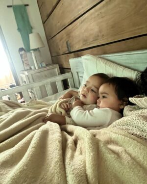 Rocío Toscano Instagram - No se en que estaba pensando cuando me fui a vivir al campo sola con dos bebes de 10 meses jajaja ke loca 😅 
1 año en USA,  1 año en el sur y ya vamos a cumplir 1 año en stgo en dos semanas 🫶🏼❤️‍🔥