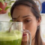 Rocío Toscano Instagram - Para que se lo tomen mañana en la mañana 🔫🧃💚 JUGO DITAAAXXX con mi @miomat_latam 😻 - pepino - espinaca - manzana verde - limón- pepino dulce🧝🏼‍♀️