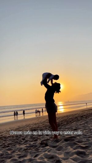 Rocío Toscano Instagram - Gracias a la maternidad por enseñarme tanto tanto 🤍🙏🏼 @mallportal #grandescreadoras