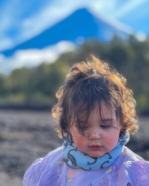 Rocío Toscano Instagram - A L M A 

Mi niña hermosa, eres tan especial 🫶🏼 te amo infinito te amo porque eres extremadamente perfecta para mi 💎 

Gracias por llegar a derretirme de amor y ternura, por sorprenderme cada día con tus locuras, por hacerme reír y disfrutar de esta ruda maternidad. Te amo intensamente!
