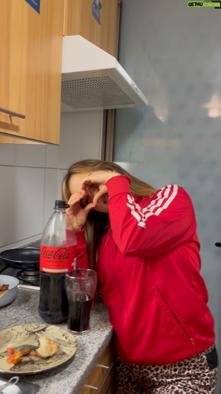 Rocío Toscano Instagram - Si o nooo??? Para mi lo mejor del 18 es la comida recalentada jajaja y para uds? @cocacola_cl ##CelebremosLaMagiaDel18