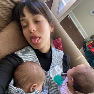 Rocío Toscano Instagram - Hoy se estrena un pedacito de mi maternidad @muymamapamisweas  un proyecto personal que amo mucho, las invito a las 21:00 acompañarnos en esta aventura por YouTube. 

Espero que les guste por que esta hecho con mucho amor. 🤍 

TODOS LOS DOMINGOS A LAS 21:00h ✨