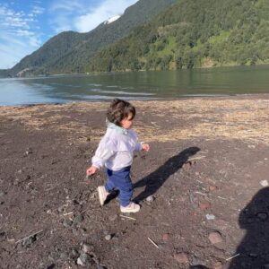 Rocío Toscano Instagram - A L M A 

Mi niña hermosa, eres tan especial 🫶🏼 te amo infinito te amo porque eres extremadamente perfecta para mi 💎 

Gracias por llegar a derretirme de amor y ternura, por sorprenderme cada día con tus locuras, por hacerme reír y disfrutar de esta ruda maternidad. Te amo intensamente!