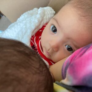 Rocío Toscano Instagram - Hoy se estrena un pedacito de mi maternidad @muymamapamisweas  un proyecto personal que amo mucho, las invito a las 21:00 acompañarnos en esta aventura por YouTube. 

Espero que les guste por que esta hecho con mucho amor. 🤍 

TODOS LOS DOMINGOS A LAS 21:00h ✨