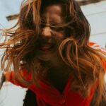 Rocío Toscano Instagram - R O C Í O “Aquella que tiene gracia”, “lluvia de la mañana” o “mujer juvenil”. Suelen ser personas altivas, inteligentes, comunicadoras, empáticas y muy observadoras. Ellas se percatan con gran facilidad sobre lo que sucede a su alrededor, son analíticas, certeras y al mismo tiempo se sienten atraídas por el devenir. Ellas suelen ser personas leales a sus principios, responsables, honestas y con una fuente de alergia que parece que nunca fuese a terminarse. Ellas también suelen ser impulsivas, precipitadas y lanzadas a la aventura, aunque en ocasiones pueden llegar a sentir temor o desconfianza, no permiten que estos pensamientos las retrasen. Creo que me describe a la perfección 🫣🫠💖 Pelo y makeUP @natafreire Foto @mdiazbuccioni