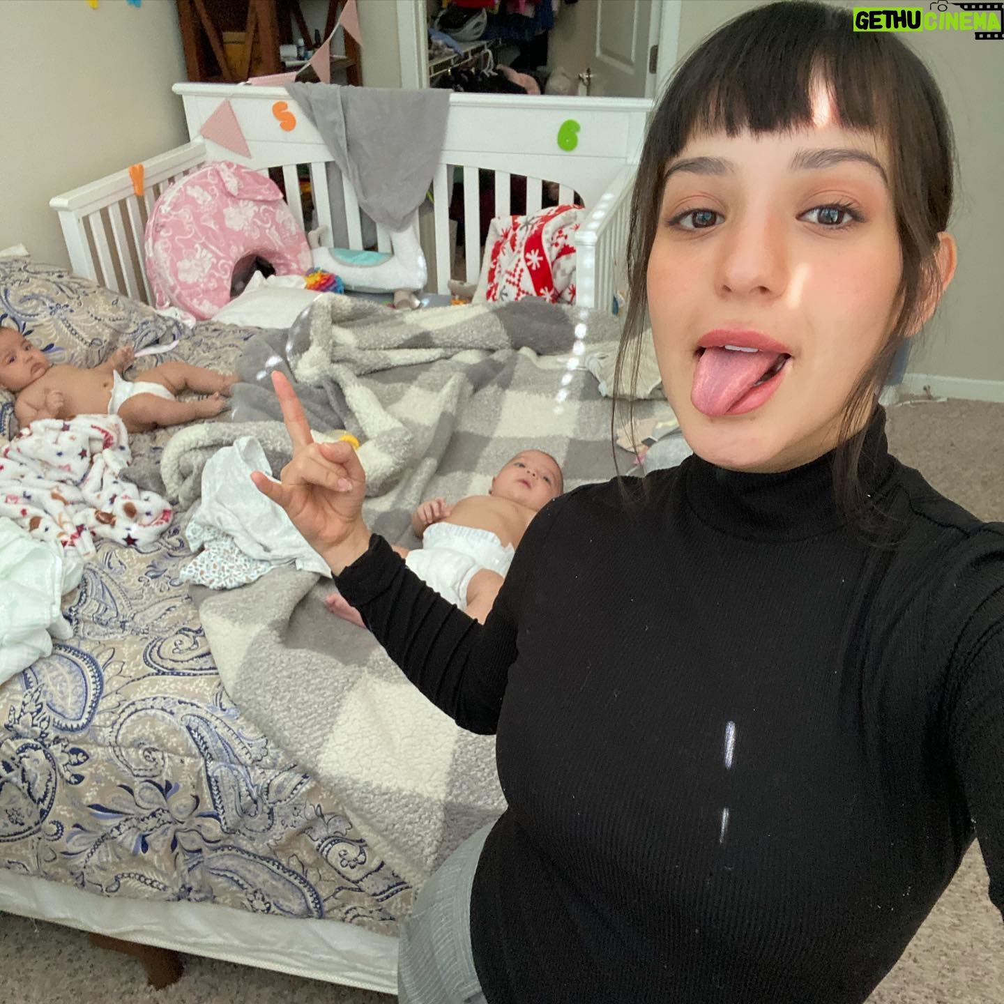 Rocío Toscano - 42.4K Likes - Hoy se estrena un pedacito de mi maternidad @muymamapamisweas un proyecto personal que amo mucho, las invito a las 21:00 acompañarnos en esta aventura por YouTube.
Espero que les guste por que esta hecho con mucho amor. 🤍
TODOS LOS DOMINGOS A LAS 21:00h ✨