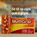 Rodrigo Faro Instagram - A nova campanha de MultiGrip® está no ar! E, pela terceira vez, contamos com a presença do nosso querido @rodrigofaro. A campanha está multidivertida e diferente para falar sobre o constrangimento causado pela gripe. Então, fique ligado na TV aberta e nos meios digitais para não perder nada, viu? Se tá na cara que é gripe, conte com o Efeito Multi de MultiGrip® para aliviar os sintomas em 15 minutinhos! #Gripe #Resfriado #Multigrip #15minutos #EfeitoMulti #NovaCampanha #PraTodosVerem O vídeo começa exibindo um grupo de pessoas conversando em uma sala de reuniões e, enquanto uma mulher fala, Rodrigo Faro a interrompe, levantando da mesa e correndo para fora da sala com cara de quem vai espirrar. Ele cruza o escritório correndo e, ao chegar ao banheiro, encontra uma faxineira que grita de susto. Ele volta e corre em direção ao elevador, que se encontra cheio de gente. Mais uma vez, ele sai correndo, mas, para fora do edifício. Ele adentra uma farmácia e, em um corredor cheio de MultiGrip, finalmente espirra e faz cara de alívio. Na sequência, sobre um fundo laranja, vemos uma cápsula de MultiGrip, com o seguinte texto: “Multialívio em 15 minutos. Alivia as dores e a febre - Paracetamol. Descongestionante nasal - Fenilefrina. Alivia a coriza - Clorfeniramina”. Por fim, vemos uma caixa e uma cartela de MultiGrip sobre o balcão da farmácia e, acima, o texto: “Se tá na cara que é gripe, MultiGrip”.