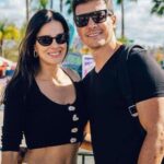 Rodrigo Faro Instagram - Nos braços maternos encontramos o amor mais verdadeiro. À minha mãe, raiz do meu ser, e à minha esposa, que com sua força e doçura, ilumina nosso lar com o amor que nutre nossa família, e à minha querida avó Di, que mesmo ausente, seu amor ainda aquece nossos corações, desejo um feliz Dia das Mães. E para todas as mães do Brasil, que vocês tenham um dia repleto de carinho e acolhimento. Vocês são o exemplo da força que torna este mundo um lugar mais acolhedor. Parabéns, mães!