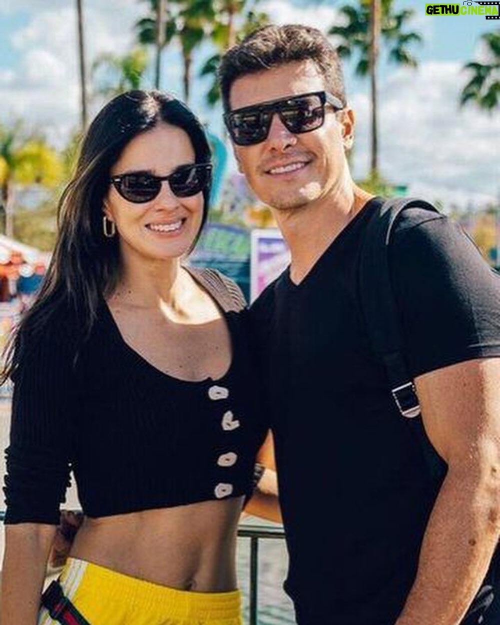 Rodrigo Faro Instagram - Nos braços maternos encontramos o amor mais verdadeiro. À minha mãe, raiz do meu ser, e à minha esposa, que com sua força e doçura, ilumina nosso lar com o amor que nutre nossa família, e à minha querida avó Di, que mesmo ausente, seu amor ainda aquece nossos corações, desejo um feliz Dia das Mães. E para todas as mães do Brasil, que vocês tenham um dia repleto de carinho e acolhimento. Vocês são o exemplo da força que torna este mundo um lugar mais acolhedor. Parabéns, mães!