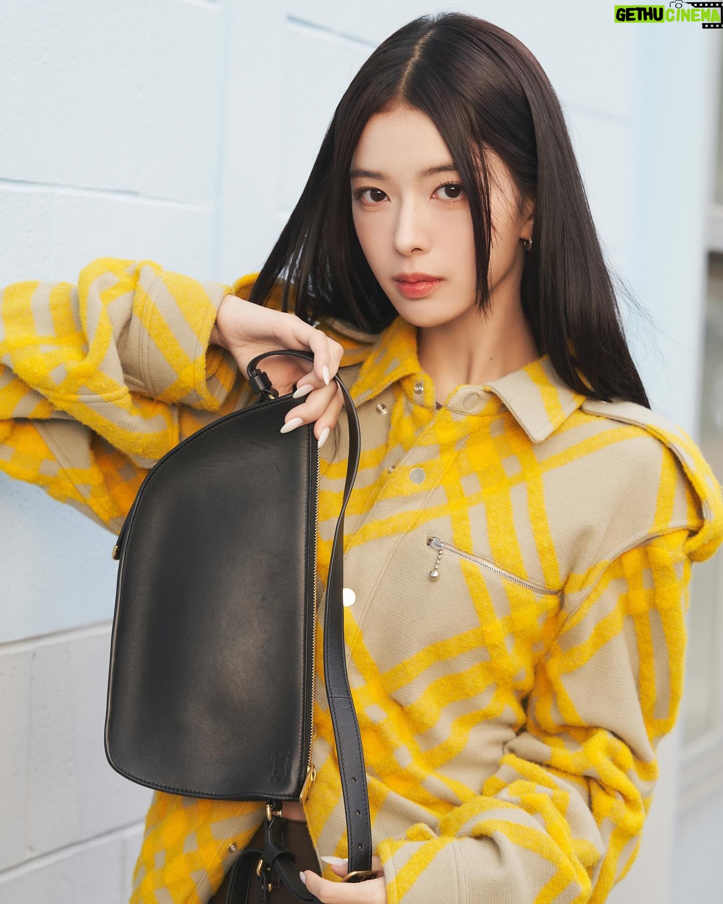 Roh Jeong-eui Instagram - @burberry #광고 시크한 블랙에 귀여운 방울방울🫧