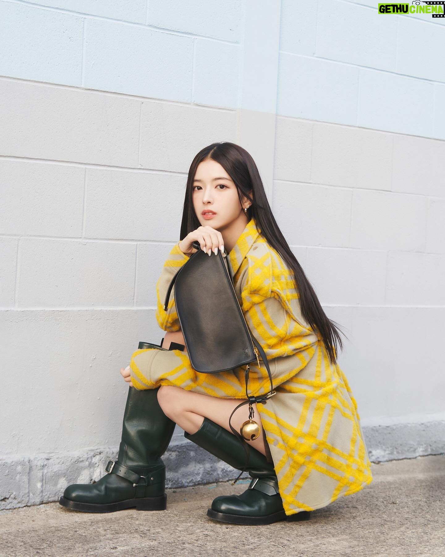 Roh Jeong-eui Instagram - @burberry #광고 시크한 블랙에 귀여운 방울방울🫧