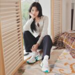 Roh Yoon-seo Instagram – ⠀
“아주 작은 센스가 전체 룩을 빛나 보이게 해요.”

배우 노윤서(@rohyoonseo)와 함께한 V2K RUN의 반짝이는 스타일링✨

여러분의 스타일을 반짝이게 하는 팁은 무엇인가요?