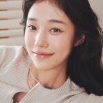 Roh Yoon-seo Instagram – ⠀
“아주 작은 센스가 전체 룩을 빛나 보이게 해요.”

배우 노윤서(@rohyoonseo)와 함께한 V2K RUN의 반짝이는 스타일링✨

여러분의 스타일을 반짝이게 하는 팁은 무엇인가요?