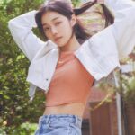 Roh Yoon-seo Instagram – ⠀
“아주 작은 센스가 전체 룩을 빛나 보이게 해요.”

배우 노윤서(@rohyoonseo)와 함께한 V2K RUN의 반짝이는 스타일링✨

여러분의 스타일을 반짝이게 하는 팁은 무엇인가요?