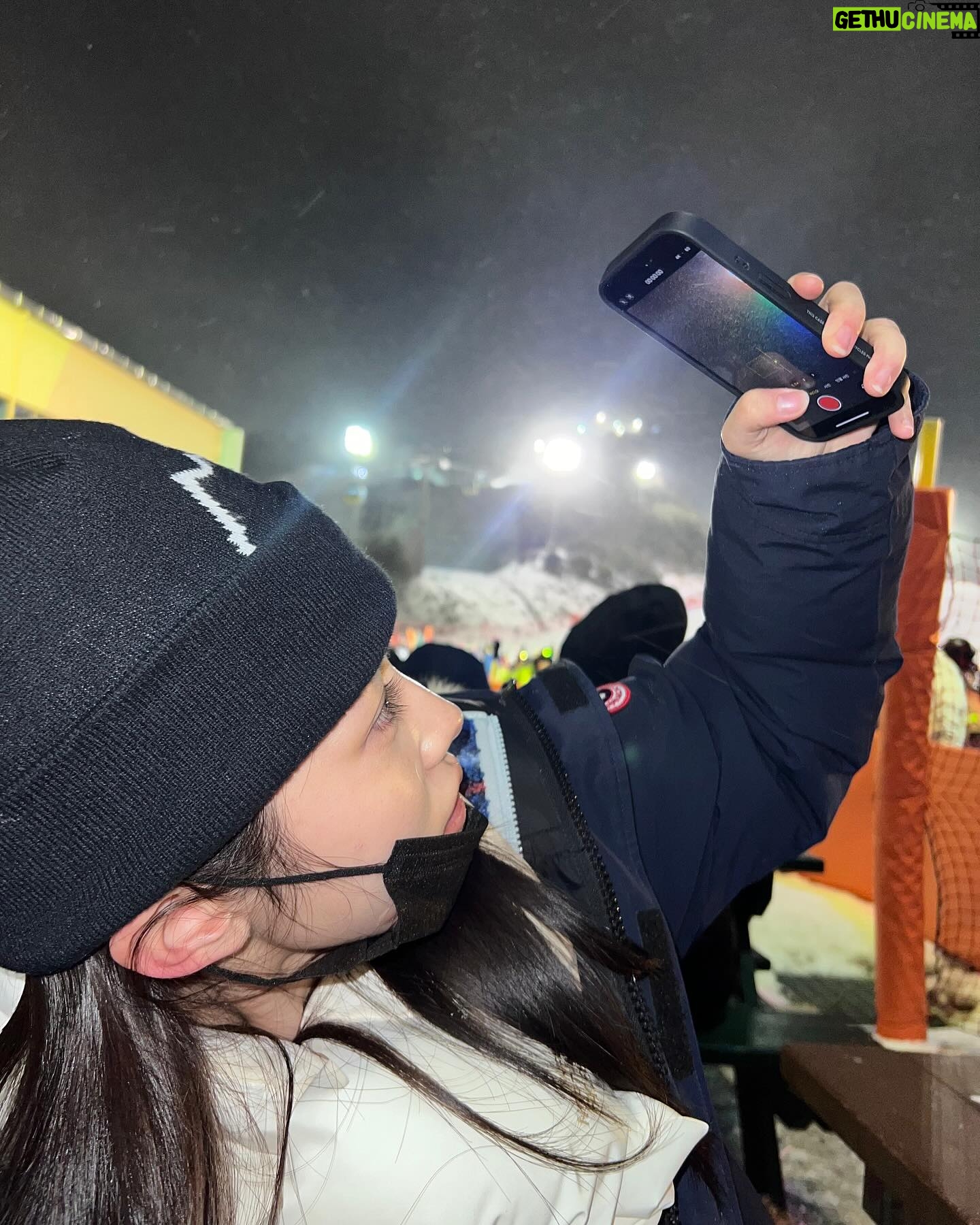 Roh Yoon-seo Instagram - 눈송이 펑펑펑••🌨️⛷️☃️🏂🫠