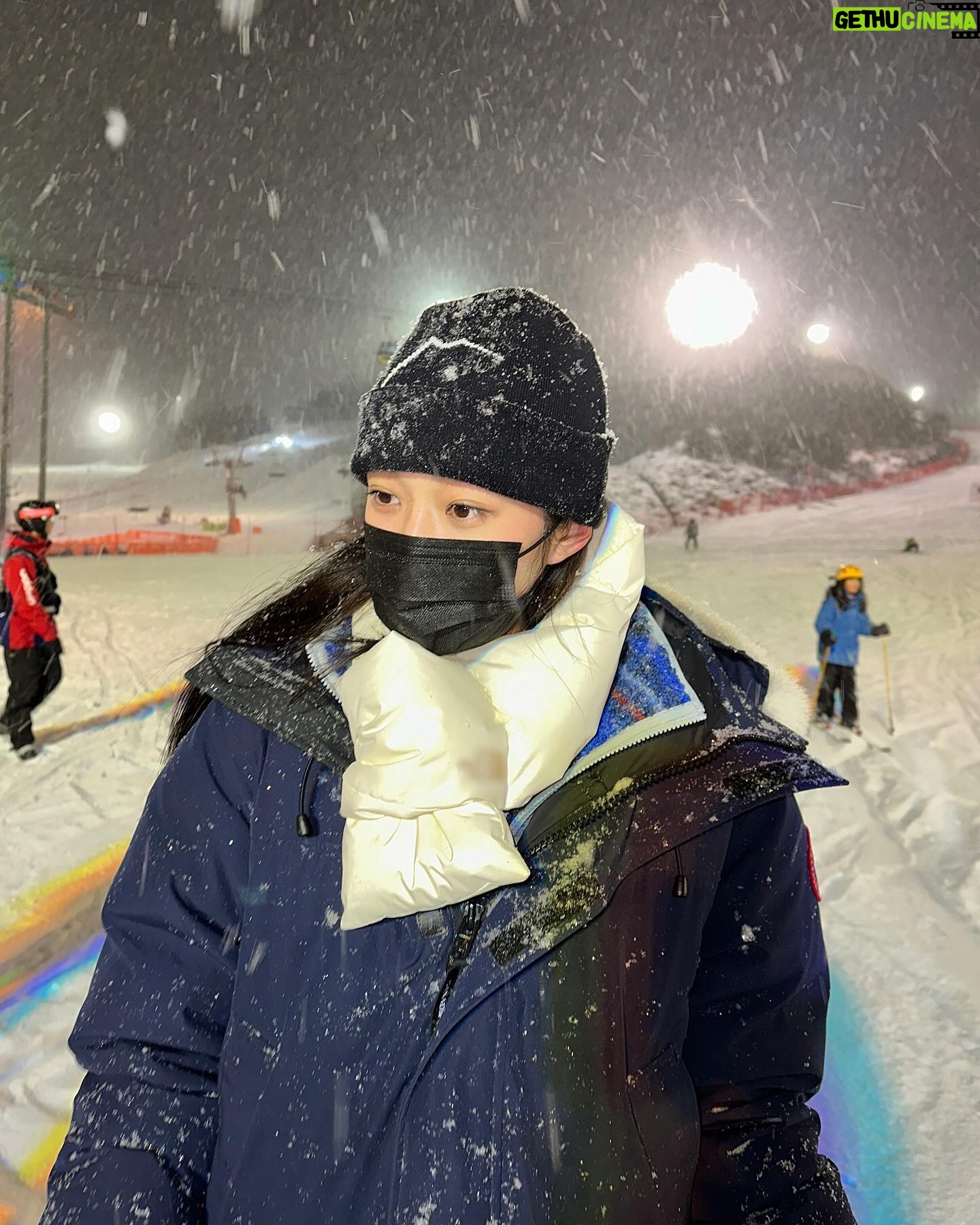 Roh Yoon-seo Instagram - 눈송이 펑펑펑••🌨️⛷️☃️🏂🫠