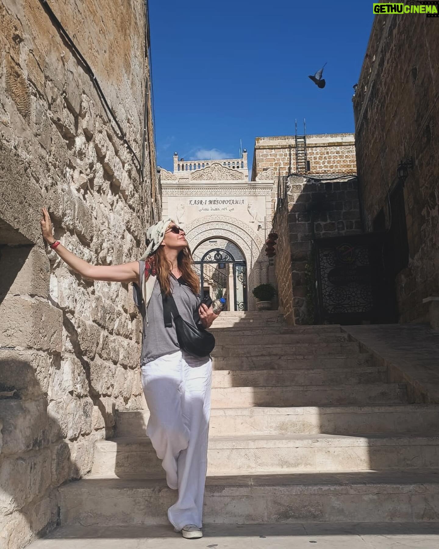 Rojda Demirer Instagram - Midyat ne büyüleyicisin 🫶 #midyat #aynalıkonak #darazindanları #süryaniköyü ##kafrospizzeria 🫶 Süryani Köyündeki Kafro’s Pizzeria pizza yemeden dönmeyin😋