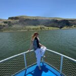 Rojda Demirer Instagram - Benim için çok özel bir yolculuktu bu …Dede topraklarına gitmek o tarihi , o dokuyu , insanını yaşamak ,daha yakından tanımak hep istediğim ama bir türlü fırsat bulamadığım bişeydi …Bu tarihi hissetmek çok çok özeldi 12 bin yıllık bir medeniyet yatıyor bu topraklarda🫶 Bir çok eseri sular altında kalmadan taşısalar da pek çok yer kurtarılamamış maalesef 😔Kalanı korumak oraya gereken ilgiyi göstermek vazifemiz olsun bundan sonra çünkü bu tarih ve kültür bunu sonuna kadar hak ediyor gidince bunu daha iyi anladım🙏🥹 Hala ordaki mağaralarda yaşam olduğunu görmek de çok ilginçti😍 Bir de orda fotoğraf ve video çekimlerine yardımcı olan küçük rehberlerden bahsetmek istiyorum .gözümü en çok dolduran ve buranın halkıyla en çok gurur duymama sebep olan şeydi ❤️canla başla oranın kültürünü size anlatıp efsane foto ve videolar çekiyorlar ama “bu bizim işimiz” diyip asla para kabul etmiyorlar …bu mağrurluk ve gurur bizi hem çok şaşırttı hem de hayran bıraktı 🙏❤️ en kısa zamanda tekrar görüşmek üzere Hasankeyf 🫶 #hasankeyf #12binyillikmedeniyet not:Hasankeyfi daha yakından tanımak isteyenler @hasankeyf.tur takip edebilir 🫶