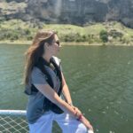 Rojda Demirer Instagram - Benim için çok özel bir yolculuktu bu …Dede topraklarına gitmek o tarihi , o dokuyu , insanını yaşamak ,daha yakından tanımak hep istediğim ama bir türlü fırsat bulamadığım bişeydi …Bu tarihi hissetmek çok çok özeldi 12 bin yıllık bir medeniyet yatıyor bu topraklarda🫶 Bir çok eseri sular altında kalmadan taşısalar da pek çok yer kurtarılamamış maalesef 😔Kalanı korumak oraya gereken ilgiyi göstermek vazifemiz olsun bundan sonra çünkü bu tarih ve kültür bunu sonuna kadar hak ediyor gidince bunu daha iyi anladım🙏🥹 Hala ordaki mağaralarda yaşam olduğunu görmek de çok ilginçti😍 Bir de orda fotoğraf ve video çekimlerine yardımcı olan küçük rehberlerden bahsetmek istiyorum .gözümü en çok dolduran ve buranın halkıyla en çok gurur duymama sebep olan şeydi ❤️canla başla oranın kültürünü size anlatıp efsane foto ve videolar çekiyorlar ama “bu bizim işimiz” diyip asla para kabul etmiyorlar …bu mağrurluk ve gurur bizi hem çok şaşırttı hem de hayran bıraktı 🙏❤️ en kısa zamanda tekrar görüşmek üzere Hasankeyf 🫶 #hasankeyf #12binyillikmedeniyet not:Hasankeyfi daha yakından tanımak isteyenler @hasankeyf.tur takip edebilir 🫶