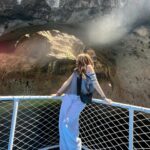 Rojda Demirer Instagram - Benim için çok özel bir yolculuktu bu …Dede topraklarına gitmek o tarihi , o dokuyu , insanını yaşamak ,daha yakından tanımak hep istediğim ama bir türlü fırsat bulamadığım bişeydi …Bu tarihi hissetmek çok çok özeldi 12 bin yıllık bir medeniyet yatıyor bu topraklarda🫶 Bir çok eseri sular altında kalmadan taşısalar da pek çok yer kurtarılamamış maalesef 😔Kalanı korumak oraya gereken ilgiyi göstermek vazifemiz olsun bundan sonra çünkü bu tarih ve kültür bunu sonuna kadar hak ediyor gidince bunu daha iyi anladım🙏🥹 Hala ordaki mağaralarda yaşam olduğunu görmek de çok ilginçti😍 Bir de orda fotoğraf ve video çekimlerine yardımcı olan küçük rehberlerden bahsetmek istiyorum .gözümü en çok dolduran ve buranın halkıyla en çok gurur duymama sebep olan şeydi ❤️canla başla oranın kültürünü size anlatıp efsane foto ve videolar çekiyorlar ama “bu bizim işimiz” diyip asla para kabul etmiyorlar …bu mağrurluk ve gurur bizi hem çok şaşırttı hem de hayran bıraktı 🙏❤️ en kısa zamanda tekrar görüşmek üzere Hasankeyf 🫶 #hasankeyf #12binyillikmedeniyet not:Hasankeyfi daha yakından tanımak isteyenler @hasankeyf.tur takip edebilir 🫶