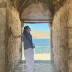 Rojda Demirer Instagram - Benim için çok özel bir yolculuktu bu …Dede topraklarına gitmek o tarihi , o dokuyu , insanını yaşamak ,daha yakından tanımak hep istediğim ama bir türlü fırsat bulamadığım bişeydi …Bu tarihi hissetmek çok çok özeldi 12 bin yıllık bir medeniyet yatıyor bu topraklarda🫶 Bir çok eseri sular altında kalmadan taşısalar da pek çok yer kurtarılamamış maalesef 😔Kalanı korumak oraya gereken ilgiyi göstermek vazifemiz olsun bundan sonra çünkü bu tarih ve kültür bunu sonuna kadar hak ediyor gidince bunu daha iyi anladım🙏🥹 Hala ordaki mağaralarda yaşam olduğunu görmek de çok ilginçti😍 Bir de orda fotoğraf ve video çekimlerine yardımcı olan küçük rehberlerden bahsetmek istiyorum .gözümü en çok dolduran ve buranın halkıyla en çok gurur duymama sebep olan şeydi ❤️canla başla oranın kültürünü size anlatıp efsane foto ve videolar çekiyorlar ama “bu bizim işimiz” diyip asla para kabul etmiyorlar …bu mağrurluk ve gurur bizi hem çok şaşırttı hem de hayran bıraktı 🙏❤️ en kısa zamanda tekrar görüşmek üzere Hasankeyf 🫶 #hasankeyf #12binyillikmedeniyet not:Hasankeyfi daha yakından tanımak isteyenler @hasankeyf.tur takip edebilir 🫶