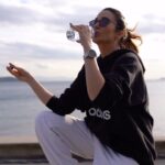 Rojda Demirer Instagram - Hem fiziksel hem de zihinsel olarak iyi hissetmek için sabahları sahilde koşu yaparak güne başlıyorum ☀️🏃‍♀️ Yaptığım sporu daha eğlenceli hale getirmek ve sonuçlarını takip etmek için ise tek bir yardımcım var: Huawei Watch GT 4 😍 #ligtuprings #HuaweiWatchGT4 @huaweimobiletr #işbirliği