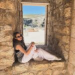 Rojda Demirer Instagram - Benim için çok özel bir yolculuktu bu …Dede topraklarına gitmek o tarihi , o dokuyu , insanını yaşamak ,daha yakından tanımak hep istediğim ama bir türlü fırsat bulamadığım bişeydi …Bu tarihi hissetmek çok çok özeldi 12 bin yıllık bir medeniyet yatıyor bu topraklarda🫶 Bir çok eseri sular altında kalmadan taşısalar da pek çok yer kurtarılamamış maalesef 😔Kalanı korumak oraya gereken ilgiyi göstermek vazifemiz olsun bundan sonra çünkü bu tarih ve kültür bunu sonuna kadar hak ediyor gidince bunu daha iyi anladım🙏🥹 Hala ordaki mağaralarda yaşam olduğunu görmek de çok ilginçti😍 Bir de orda fotoğraf ve video çekimlerine yardımcı olan küçük rehberlerden bahsetmek istiyorum .gözümü en çok dolduran ve buranın halkıyla en çok gurur duymama sebep olan şeydi ❤️canla başla oranın kültürünü size anlatıp efsane foto ve videolar çekiyorlar ama “bu bizim işimiz” diyip asla para kabul etmiyorlar …bu mağrurluk ve gurur bizi hem çok şaşırttı hem de hayran bıraktı 🙏❤️ en kısa zamanda tekrar görüşmek üzere Hasankeyf 🫶 #hasankeyf #12binyillikmedeniyet not:Hasankeyfi daha yakından tanımak isteyenler @hasankeyf.tur takip edebilir 🫶