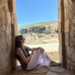 Rojda Demirer Instagram - Benim için çok özel bir yolculuktu bu …Dede topraklarına gitmek o tarihi , o dokuyu , insanını yaşamak ,daha yakından tanımak hep istediğim ama bir türlü fırsat bulamadığım bişeydi …Bu tarihi hissetmek çok çok özeldi 12 bin yıllık bir medeniyet yatıyor bu topraklarda🫶 Bir çok eseri sular altında kalmadan taşısalar da pek çok yer kurtarılamamış maalesef 😔Kalanı korumak oraya gereken ilgiyi göstermek vazifemiz olsun bundan sonra çünkü bu tarih ve kültür bunu sonuna kadar hak ediyor gidince bunu daha iyi anladım🙏🥹 Hala ordaki mağaralarda yaşam olduğunu görmek de çok ilginçti😍 Bir de orda fotoğraf ve video çekimlerine yardımcı olan küçük rehberlerden bahsetmek istiyorum .gözümü en çok dolduran ve buranın halkıyla en çok gurur duymama sebep olan şeydi ❤️canla başla oranın kültürünü size anlatıp efsane foto ve videolar çekiyorlar ama “bu bizim işimiz” diyip asla para kabul etmiyorlar …bu mağrurluk ve gurur bizi hem çok şaşırttı hem de hayran bıraktı 🙏❤️ en kısa zamanda tekrar görüşmek üzere Hasankeyf 🫶 #hasankeyf #12binyillikmedeniyet not:Hasankeyfi daha yakından tanımak isteyenler @hasankeyf.tur takip edebilir 🫶