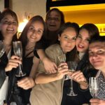 Rojda Demirer Instagram - Duygularımı tarif etmem çok çok zor🥹tahminimin çok ötesinde çok güzel bir açılış oldu 🫶yeni bebeğimiz @zestsocietycadde kapılarını bugun tam olarak açmış oldu✨Açılışın her anında desteğini esirgemeyen canım dostum ve menajerim @abdullahbulutt ,mükemmel menüsüyle şefim @cihansozer , çikolatalarımızın ustası şefim @muammer__coskun ,bu gece arılar gibi çalışıp salonda harikalar yaratan tüm ekip arkadaşlarımız ve beni yalnız bırakmayan dostlarım iyi ki varsınız hepinizi çok ama çoook seviyorum ..Ve tecrübesiyle mekanımıza mükemmel bir dokunuş yapıp onu çok başka bir noktaya taşıyan ve “zest society”nin doğmasında büyük payı olan @emrahcevuk ve mükemmel kokteyllerimizin mimarı @zurganc tekrar söylüyorum bu ortaklık harika oldu güçlerimiz birleşince adeta voltranı oluşturduk💪🤣 ve tabii ki desteğini hiçbir zaman eksik etmeyen yol arkadaşım sevgilim @ulaskiyak en özel teşekkürüm sana iyi ki varsın iyi ki hep yanımdasın seni çok ama çoook seviyorum ❤️