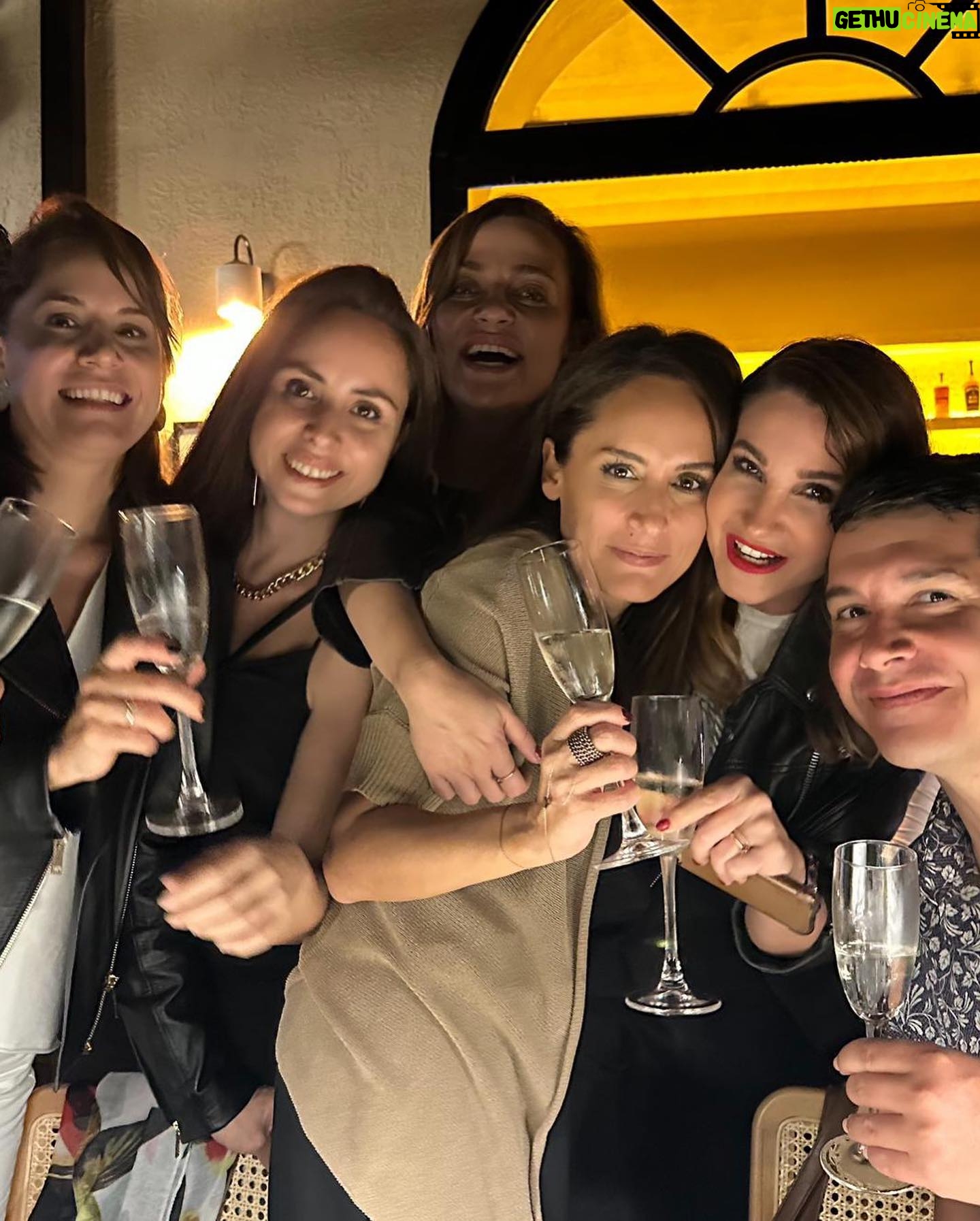 Rojda Demirer Instagram - Duygularımı tarif etmem çok çok zor🥹tahminimin çok ötesinde çok güzel bir açılış oldu 🫶yeni bebeğimiz @zestsocietycadde kapılarını bugun tam olarak açmış oldu✨Açılışın her anında desteğini esirgemeyen canım dostum ve menajerim @abdullahbulutt ,mükemmel menüsüyle şefim @cihansozer , çikolatalarımızın ustası şefim @muammer__coskun ,bu gece arılar gibi çalışıp salonda harikalar yaratan tüm ekip arkadaşlarımız ve beni yalnız bırakmayan dostlarım iyi ki varsınız hepinizi çok ama çoook seviyorum ..Ve tecrübesiyle mekanımıza mükemmel bir dokunuş yapıp onu çok başka bir noktaya taşıyan ve “zest society”nin doğmasında büyük payı olan @emrahcevuk ve mükemmel kokteyllerimizin mimarı @zurganc tekrar söylüyorum bu ortaklık harika oldu güçlerimiz birleşince adeta voltranı oluşturduk💪🤣 ve tabii ki desteğini hiçbir zaman eksik etmeyen yol arkadaşım sevgilim @ulaskiyak en özel teşekkürüm sana iyi ki varsın iyi ki hep yanımdasın seni çok ama çoook seviyorum ❤️