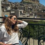 Rojda Demirer Instagram - Sanki zaman tünelinde başka bir dünyaya ışınlanmış gibiyiz 🫶dokusuna , tarihine ,medeniyetlerine hayran bırakan Mardin🫶 #mardin #doğuturnesi 🎭