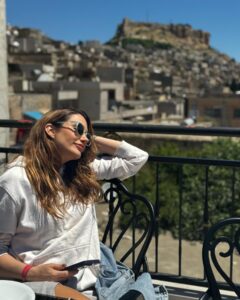 Rojda Demirer Instagram - Sanki zaman tünelinde başka bir dünyaya ışınlanmış gibiyiz 🫶dokusuna , tarihine ,medeniyetlerine hayran bırakan Mardin🫶 #mardin #doğuturnesi 🎭