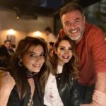 Rojda Demirer Instagram - Duygularımı tarif etmem çok çok zor🥹tahminimin çok ötesinde çok güzel bir açılış oldu 🫶yeni bebeğimiz @zestsocietycadde kapılarını bugun tam olarak açmış oldu✨Açılışın her anında desteğini esirgemeyen canım dostum ve menajerim @abdullahbulutt ,mükemmel menüsüyle şefim @cihansozer , çikolatalarımızın ustası şefim @muammer__coskun ,bu gece arılar gibi çalışıp salonda harikalar yaratan tüm ekip arkadaşlarımız ve beni yalnız bırakmayan dostlarım iyi ki varsınız hepinizi çok ama çoook seviyorum ..Ve tecrübesiyle mekanımıza mükemmel bir dokunuş yapıp onu çok başka bir noktaya taşıyan ve “zest society”nin doğmasında büyük payı olan @emrahcevuk ve mükemmel kokteyllerimizin mimarı @zurganc tekrar söylüyorum bu ortaklık harika oldu güçlerimiz birleşince adeta voltranı oluşturduk💪🤣 ve tabii ki desteğini hiçbir zaman eksik etmeyen yol arkadaşım sevgilim @ulaskiyak en özel teşekkürüm sana iyi ki varsın iyi ki hep yanımdasın seni çok ama çoook seviyorum ❤️