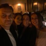Rojda Demirer Instagram - Duygularımı tarif etmem çok çok zor🥹tahminimin çok ötesinde çok güzel bir açılış oldu 🫶yeni bebeğimiz @zestsocietycadde kapılarını bugun tam olarak açmış oldu✨Açılışın her anında desteğini esirgemeyen canım dostum ve menajerim @abdullahbulutt ,mükemmel menüsüyle şefim @cihansozer , çikolatalarımızın ustası şefim @muammer__coskun ,bu gece arılar gibi çalışıp salonda harikalar yaratan tüm ekip arkadaşlarımız ve beni yalnız bırakmayan dostlarım iyi ki varsınız hepinizi çok ama çoook seviyorum ..Ve tecrübesiyle mekanımıza mükemmel bir dokunuş yapıp onu çok başka bir noktaya taşıyan ve “zest society”nin doğmasında büyük payı olan @emrahcevuk ve mükemmel kokteyllerimizin mimarı @zurganc tekrar söylüyorum bu ortaklık harika oldu güçlerimiz birleşince adeta voltranı oluşturduk💪🤣 ve tabii ki desteğini hiçbir zaman eksik etmeyen yol arkadaşım sevgilim @ulaskiyak en özel teşekkürüm sana iyi ki varsın iyi ki hep yanımdasın seni çok ama çoook seviyorum ❤️