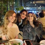Rojda Demirer Instagram - Duygularımı tarif etmem çok çok zor🥹tahminimin çok ötesinde çok güzel bir açılış oldu 🫶yeni bebeğimiz @zestsocietycadde kapılarını bugun tam olarak açmış oldu✨Açılışın her anında desteğini esirgemeyen canım dostum ve menajerim @abdullahbulutt ,mükemmel menüsüyle şefim @cihansozer , çikolatalarımızın ustası şefim @muammer__coskun ,bu gece arılar gibi çalışıp salonda harikalar yaratan tüm ekip arkadaşlarımız ve beni yalnız bırakmayan dostlarım iyi ki varsınız hepinizi çok ama çoook seviyorum ..Ve tecrübesiyle mekanımıza mükemmel bir dokunuş yapıp onu çok başka bir noktaya taşıyan ve “zest society”nin doğmasında büyük payı olan @emrahcevuk ve mükemmel kokteyllerimizin mimarı @zurganc tekrar söylüyorum bu ortaklık harika oldu güçlerimiz birleşince adeta voltranı oluşturduk💪🤣 ve tabii ki desteğini hiçbir zaman eksik etmeyen yol arkadaşım sevgilim @ulaskiyak en özel teşekkürüm sana iyi ki varsın iyi ki hep yanımdasın seni çok ama çoook seviyorum ❤️